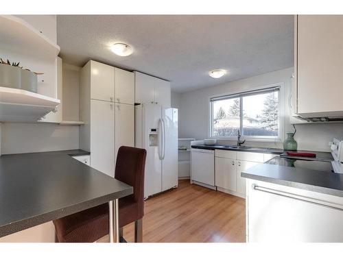 1015 Fonda Court Se, Calgary, AB - Indoor Photo Showing Kitchen