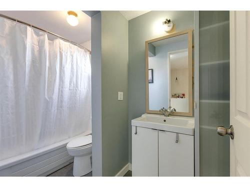 1015 Fonda Court Se, Calgary, AB - Indoor Photo Showing Bathroom