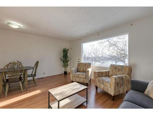 1015 Fonda Court Se, Calgary, AB - Indoor Photo Showing Living Room