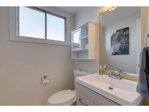 1015 Fonda Court Se, Calgary, AB - Indoor Photo Showing Bathroom