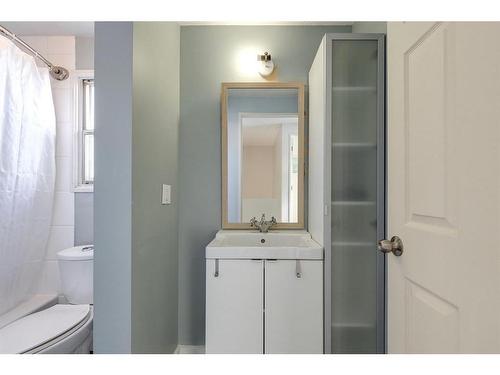 1015 Fonda Court Se, Calgary, AB - Indoor Photo Showing Bathroom