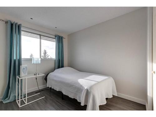 1015 Fonda Court Se, Calgary, AB - Indoor Photo Showing Bedroom