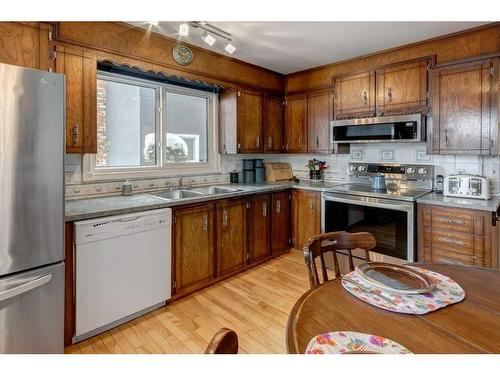 475 Rundlelawn Way Ne, Calgary, AB - Indoor Photo Showing Kitchen With Double Sink