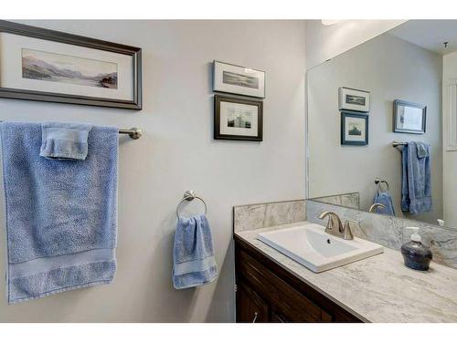 475 Rundlelawn Way Ne, Calgary, AB - Indoor Photo Showing Bathroom