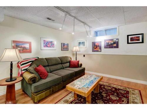 475 Rundlelawn Way Ne, Calgary, AB - Indoor Photo Showing Living Room