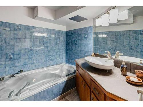 475 Rundlelawn Way Ne, Calgary, AB - Indoor Photo Showing Bathroom