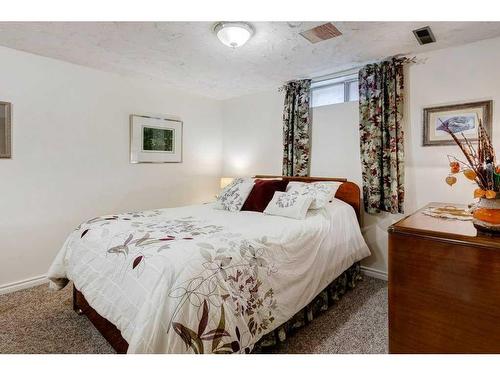 475 Rundlelawn Way Ne, Calgary, AB - Indoor Photo Showing Bedroom