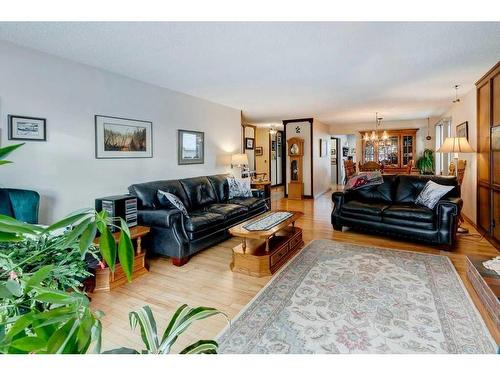 475 Rundlelawn Way Ne, Calgary, AB - Indoor Photo Showing Living Room