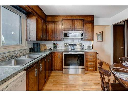 475 Rundlelawn Way Ne, Calgary, AB - Indoor Photo Showing Kitchen With Double Sink