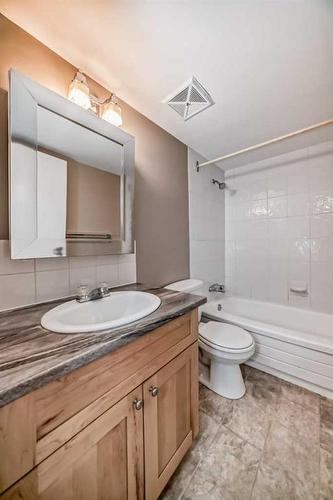 303-310 4 Avenue Ne, Calgary, AB - Indoor Photo Showing Bathroom