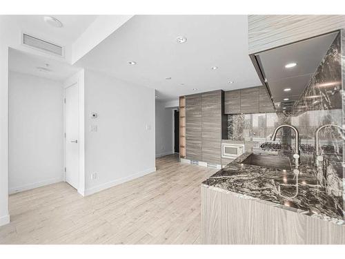 2605-310 12 Avenue Sw, Calgary, AB - Indoor Photo Showing Kitchen