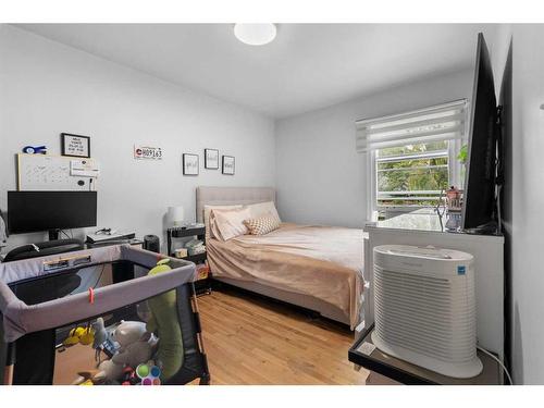 1615 12 Avenue Sw, Calgary, AB - Indoor Photo Showing Bedroom