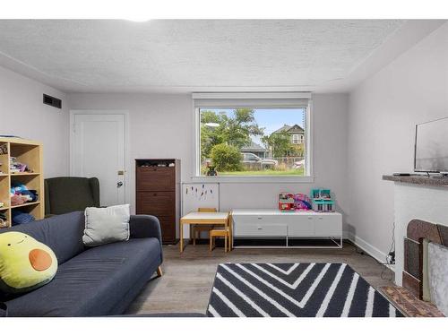 1615 12 Avenue Sw, Calgary, AB - Indoor Photo Showing Living Room