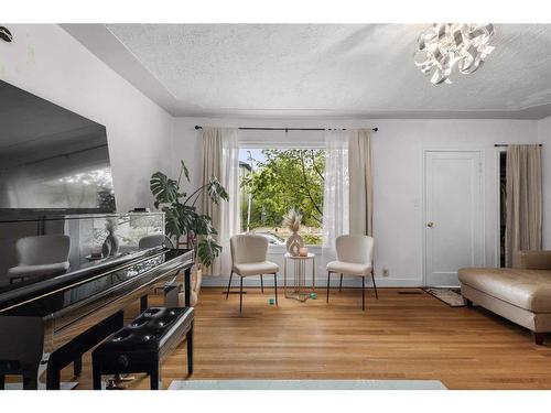 1615 12 Avenue Sw, Calgary, AB - Indoor Photo Showing Living Room