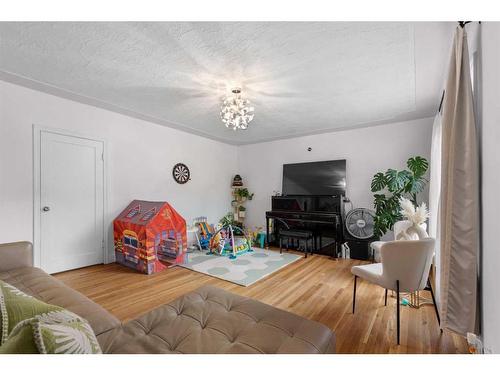 1615 12 Avenue Sw, Calgary, AB - Indoor Photo Showing Living Room