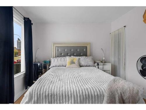 1615 12 Avenue Sw, Calgary, AB - Indoor Photo Showing Bedroom