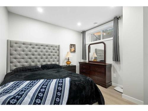 277 Ambleside Avenue Nw, Calgary, AB - Indoor Photo Showing Bedroom