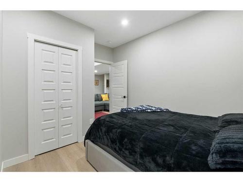 277 Ambleside Avenue Nw, Calgary, AB - Indoor Photo Showing Bedroom