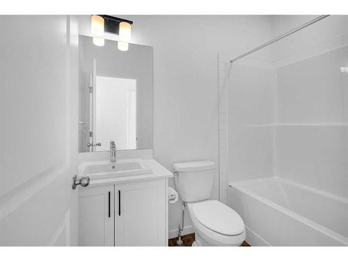 272 Corner Glen Crescent, Calgary, AB - Indoor Photo Showing Bathroom