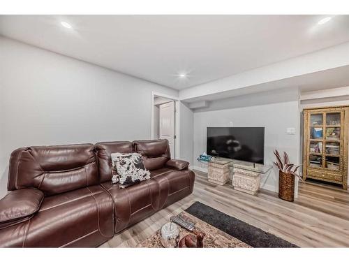 68 Evanscrest Place Nw, Calgary, AB - Indoor Photo Showing Living Room