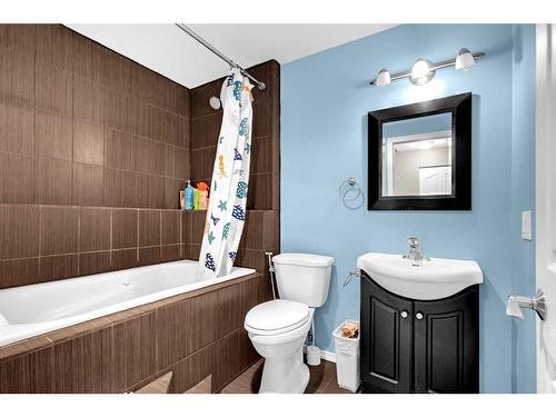 102 Cranberry Square Se, Calgary, AB - Indoor Photo Showing Bathroom