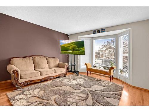 102 Cranberry Square Se, Calgary, AB - Indoor Photo Showing Living Room