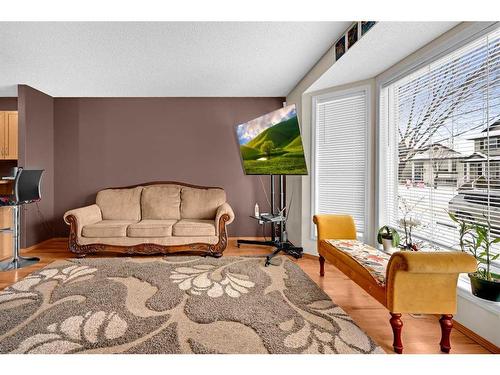 102 Cranberry Square Se, Calgary, AB - Indoor Photo Showing Living Room