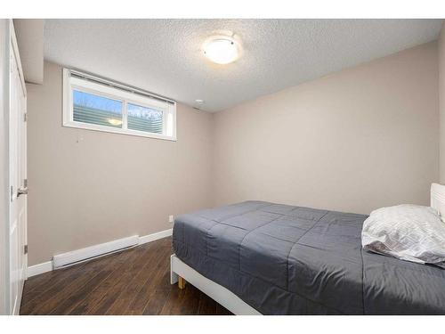 247 Valley Pointe Way Nw, Calgary, AB - Indoor Photo Showing Bedroom