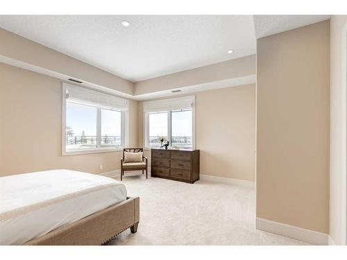 2467-2330 Fish Creek Boulevard Sw, Calgary, AB - Indoor Photo Showing Bedroom