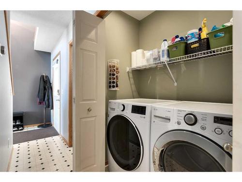 20 Douglas Glen Crescent Se, Calgary, AB - Indoor Photo Showing Laundry Room