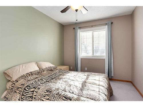 20 Douglas Glen Crescent Se, Calgary, AB - Indoor Photo Showing Bedroom