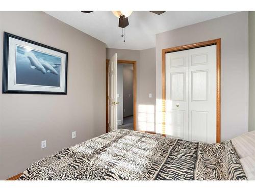 20 Douglas Glen Crescent Se, Calgary, AB - Indoor Photo Showing Bedroom