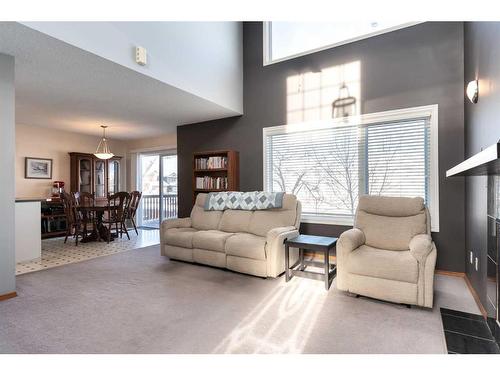 20 Douglas Glen Crescent Se, Calgary, AB - Indoor Photo Showing Living Room