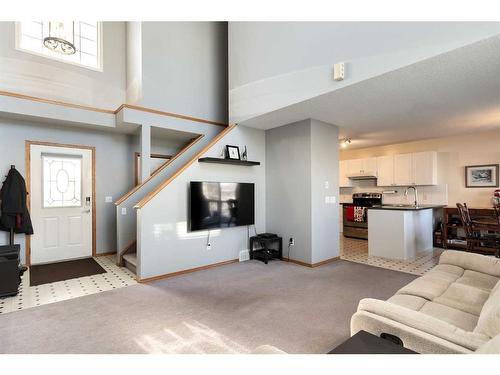 20 Douglas Glen Crescent Se, Calgary, AB - Indoor Photo Showing Living Room