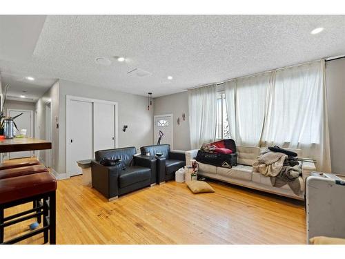 1612 Radisson Drive Se, Calgary, AB - Indoor Photo Showing Living Room