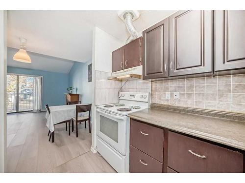 512-3500 Varsity Drive Nw, Calgary, AB - Indoor Photo Showing Kitchen