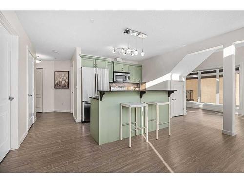 305-141 Mountain Street, Cochrane, AB - Indoor Photo Showing Kitchen