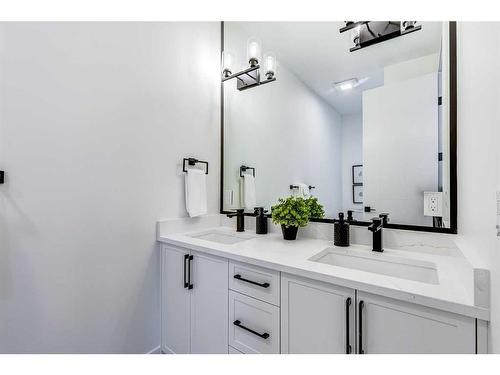 2632 30 Street Sw, Calgary, AB - Indoor Photo Showing Bathroom