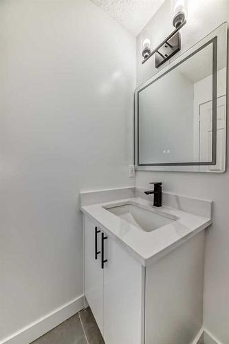 80 Saddleback Way Ne, Calgary, AB - Indoor Photo Showing Bathroom