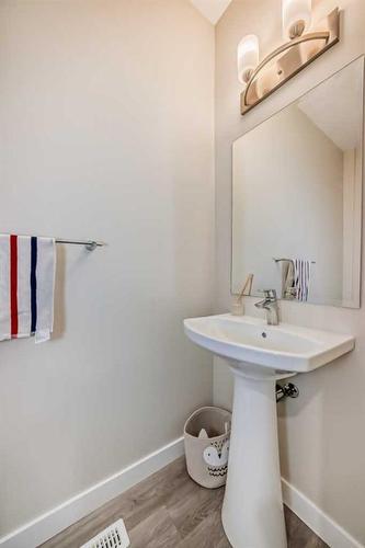 158 Seton Gardens Se, Calgary, AB - Indoor Photo Showing Bathroom