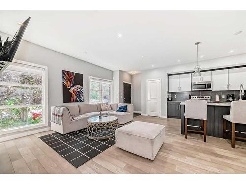 1-1714 Kensington Road Nw, Calgary, AB - Indoor Photo Showing Living Room