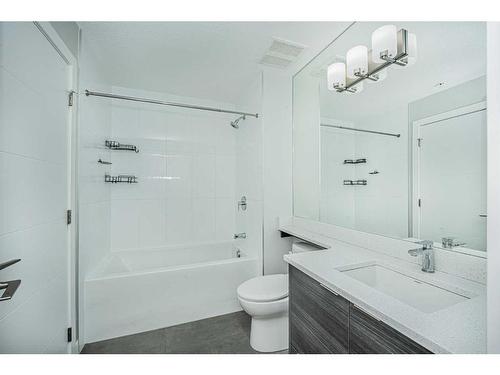 3113-95 Burma Star Road Sw, Calgary, AB - Indoor Photo Showing Bathroom