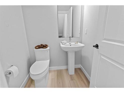 531 Rowmont Boulevard Nw, Calgary, AB - Indoor Photo Showing Bathroom