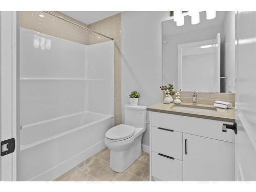 531 Rowmont Boulevard Nw, Calgary, AB - Indoor Photo Showing Bathroom