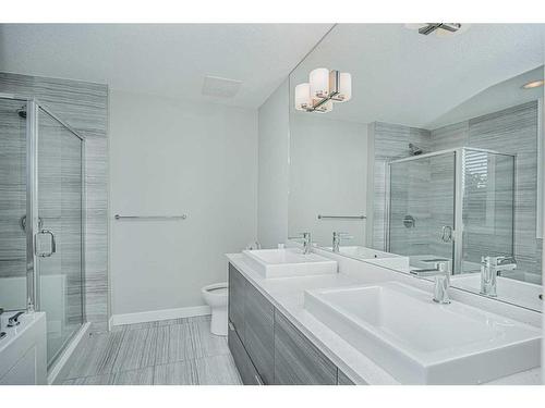 3106-95 Burma Star Road Sw, Calgary, AB - Indoor Photo Showing Bathroom