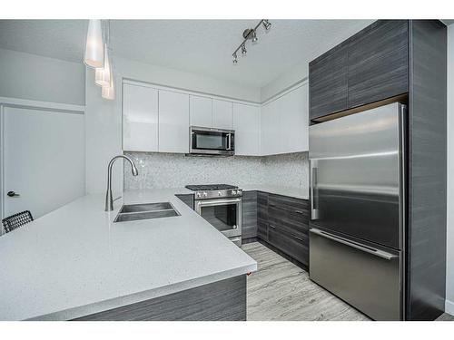 3106-95 Burma Star Road Sw, Calgary, AB - Indoor Photo Showing Kitchen With Double Sink With Upgraded Kitchen