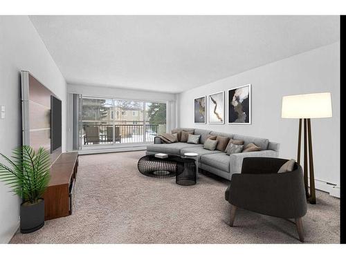 6A-231 Heritage Drive Se, Calgary, AB - Indoor Photo Showing Living Room