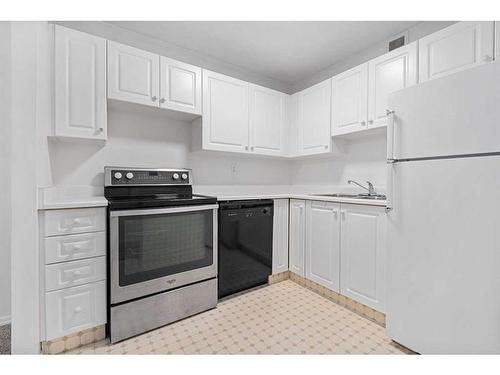 6A-231 Heritage Drive Se, Calgary, AB - Indoor Photo Showing Kitchen