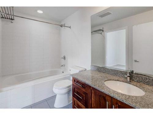 210-116 7A Street Ne, Calgary, AB - Indoor Photo Showing Bathroom