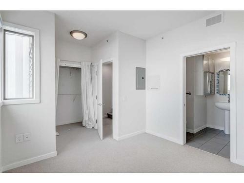 210-116 7A Street Ne, Calgary, AB - Indoor Photo Showing Other Room